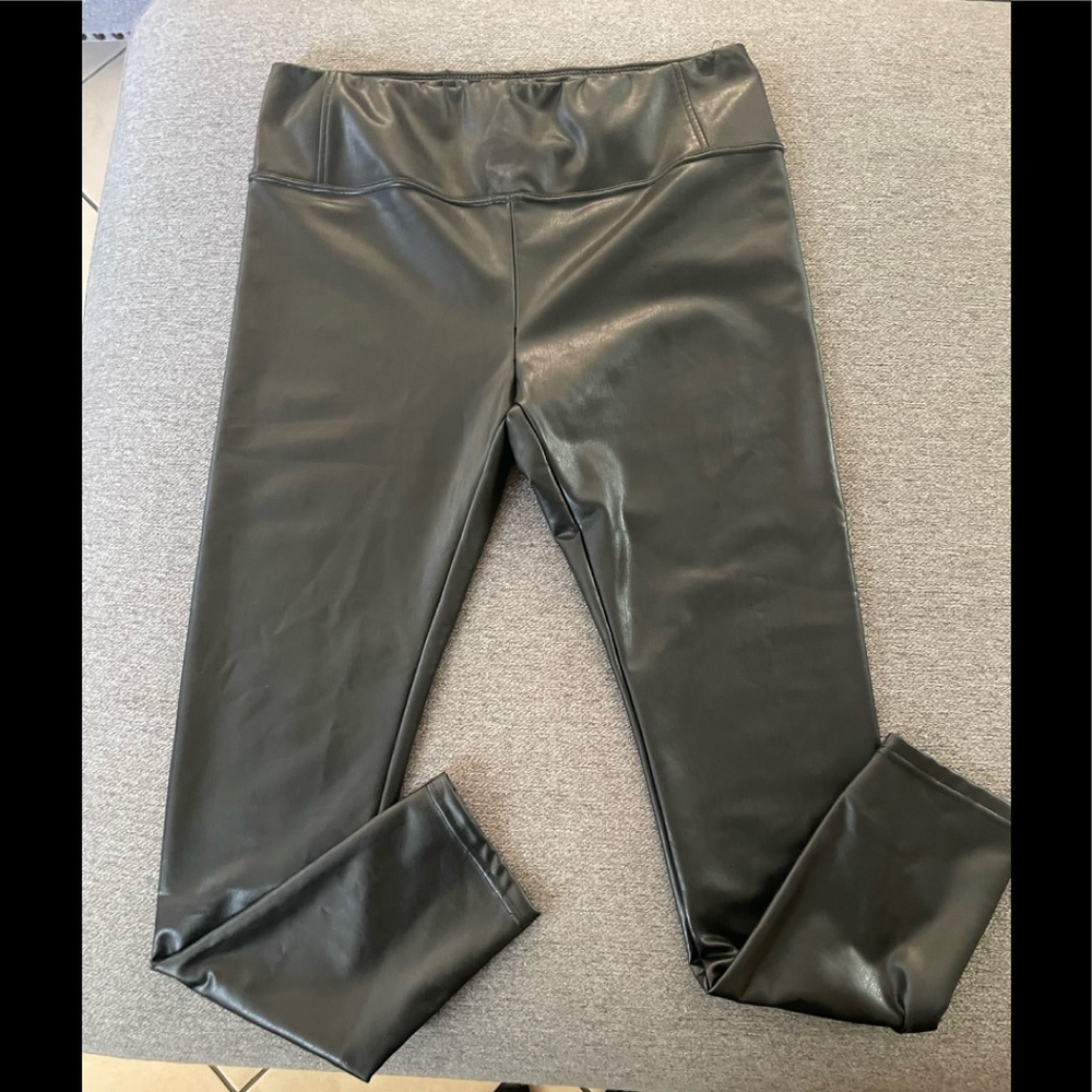 Women‘s Faux Leather Slim Black Fitted Pants - Size Large